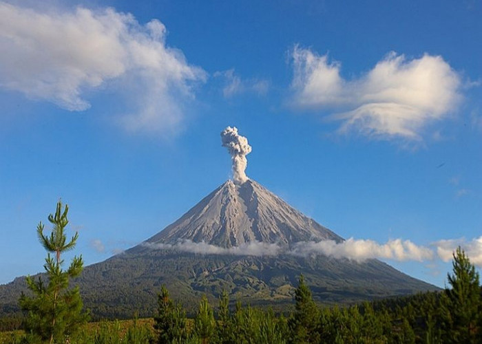 Ternyata Gunung Semeru Pernah Menjadi Lokasi Syuting Film Loh, Cek 9 Fakta Menariknya Berikut Ini!