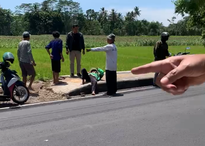 Tertimpa Baliho Paslon Robby-Nina, Driver Ojol Terpental Masuk Sawah