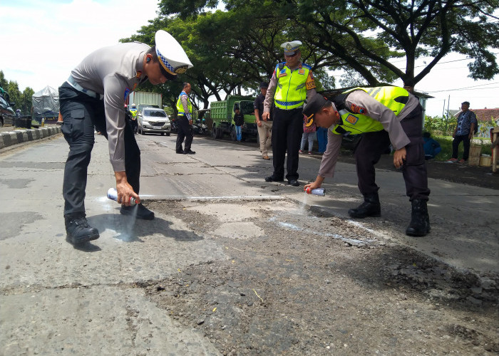 Polres Demak dan Bina Marga Kolaborasi Perbaiki Jalan Berlubang di Pantura