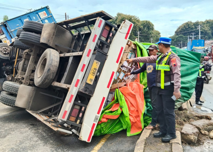 Diduga Rem Blong, Truk Tronton Tabrak Minibus dan Trailer di Gringsing Batang