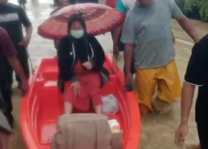 Detik Menegangkan, Ibu Hamil Hendak Melahirkan di Tengah Banjir Sidaharja Tegal