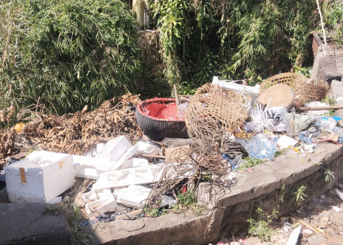 TPS ABC memang Tutup Permanen, Tapi Bantaran Sungai Dibelakangnya Penuh dengan Sampah Sulit Didaur Ulang