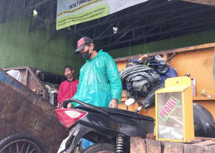 Bayar Seiklasnya, Petugas Pengelola TPS Tingkir Salatiga Sediakan Kotak PEDULI Pembayaran Sampah Perorangan 