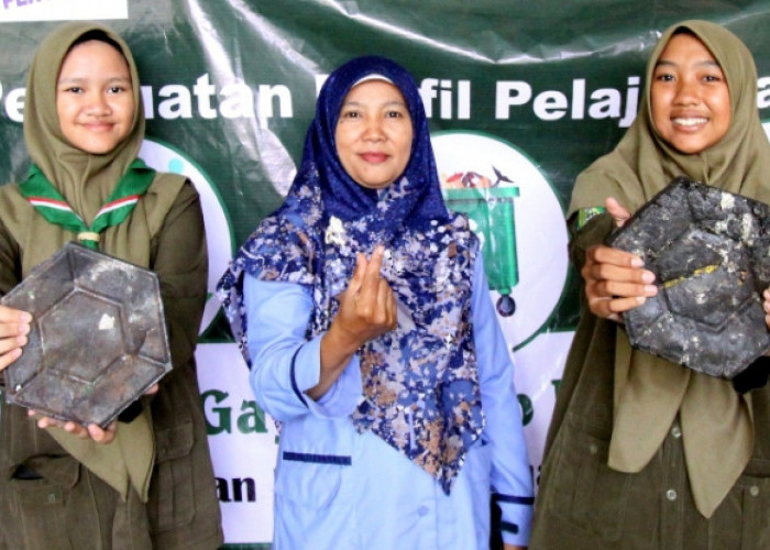 Siswa SMP Muhammadiyah 1 Kota Tegal Sulap Sampah Plastik Jadi Paving