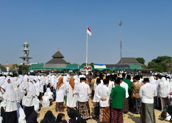 Ribuan Santri Tumpah Ruah di Alun-Alun Demak, Eisti’anah Ingatkan Tantangan Era Digital