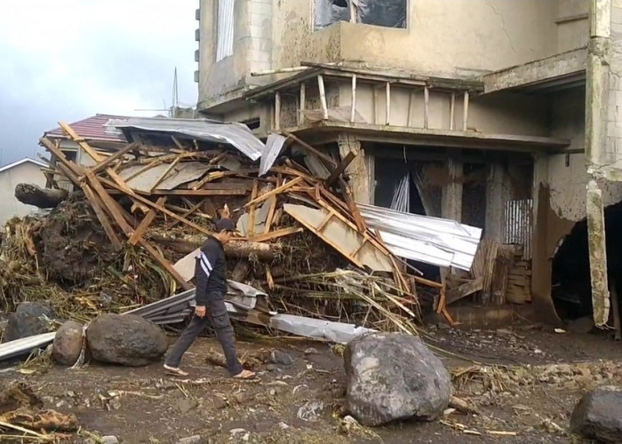 Banjir Bandang Terjang Desa Penakir Pulosari, 1 Warga Tewas dan Ratusan Mengungsi