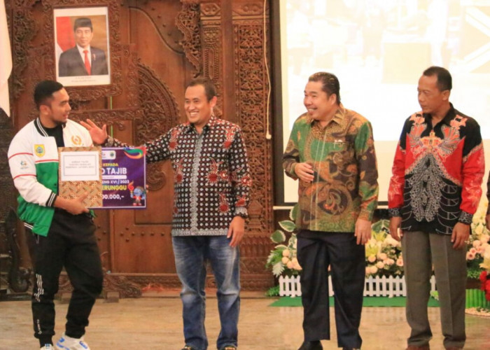 Atlet Berprestasi Terima Penghargaan dari Plt Bupati Pemalang H Mansur Hidayat 