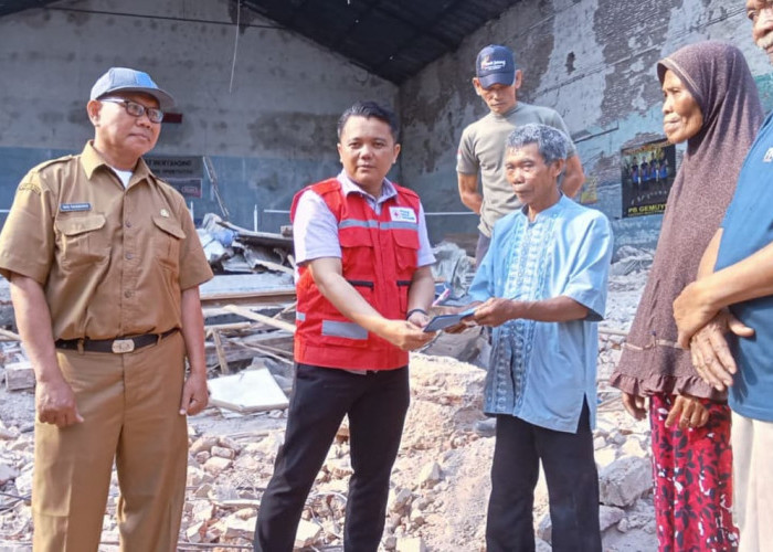 Kepedulian Pemkab Brebes, Camat Bumiayu Salurkan Tali Asih untuk Korban Gedung Hogwan Ambruk
