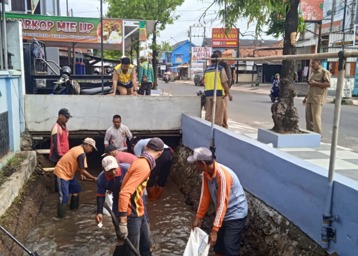 Normalisasi Drainase Jalan A Yani Batang, 88 Petugas Gabungan Bersihkan 2,5 Km Saluran Air