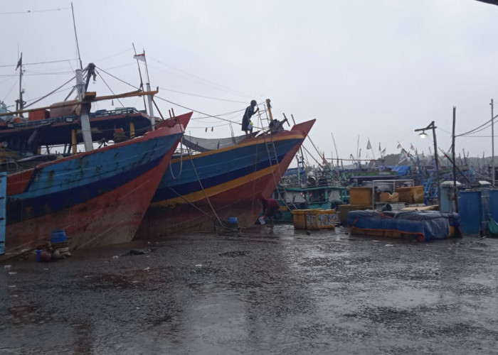 Ratusan Kapal Kandas, Ini Cerita Nelayan Batang Tak Bisa Melaut Saat Musim Baratan Ekstrem