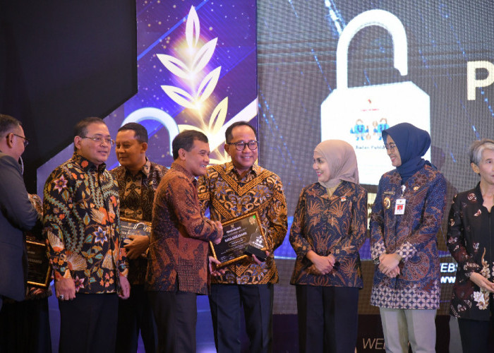 Dinilai Konsisten Terapkan Transparansi, Kota Semarang Raih Penghargaan Informatif 2025