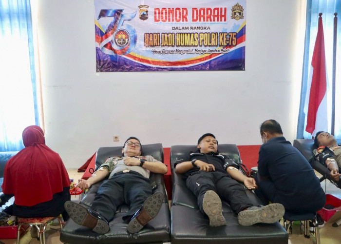 Sambut HUT Humas Polri, Polisi, Wartawan, dan Warga Tegal Kompak Donor Darah