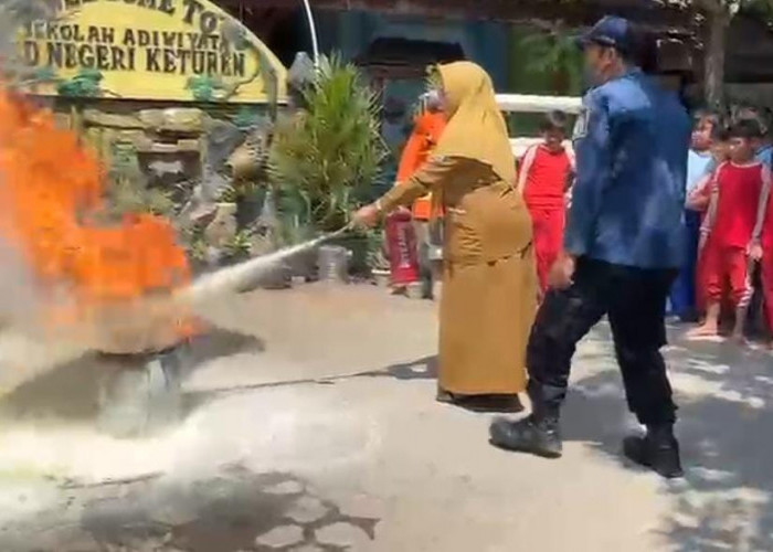 Tegang Sekaligus Seru! Siswa SDN Keturen 1 Tegal Dilatih Jinakkan Api Bareng Petugas Damkar