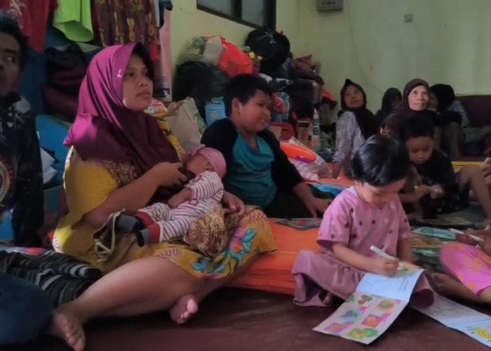 Pengungsi Padasari Tegal Bertahan dengan Nasi Bungkus, Berharap ada Santunan untuk Beli Takjil