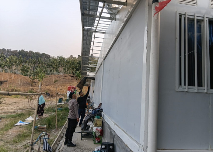 Atap Huntara Disapu Puting Beliung, Polsek Jatinegara Tegal Gerak Cepat 