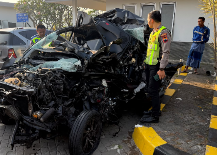 Gagal Nyalip, Toyota Innova Tabrak Truk Tronton di Tol Bawen–Salatiga, Seorang Pingsan Akibat Benturan