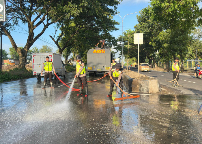 Tumpahan Tanah Picu Jalur Pantura Pati Macet, Polisi Dibuat Kelabakan Bersihkan  Jalan