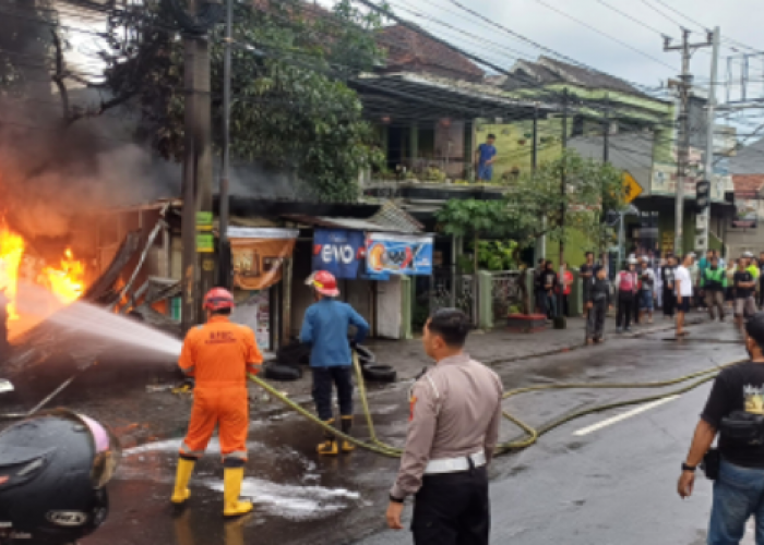 Ditinggal Pulang Pemilik ke Boyolali, Toko Ban Semi Permanen di Ungaran Terbakar