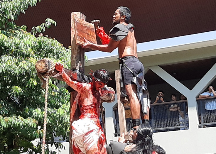 Totalitas Tanpa Make Up, Alex Devin Hidupkan Sosok Yesus di Jalan Salib di Gereja Bongsari Semarang