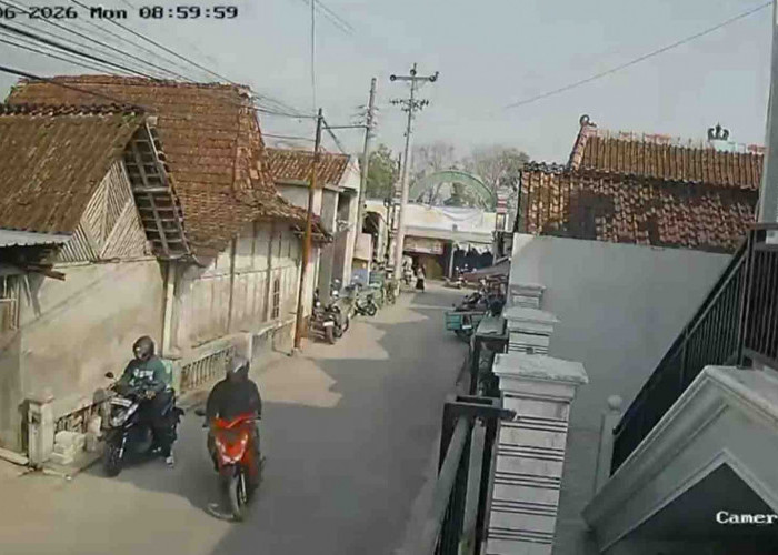 Detik-Detik Pencurian Sepeda Motor di Kawasan Pasar Tlogomulyo Grobogan Terekam CCTV