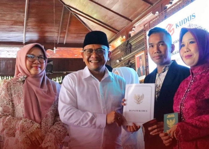 Gempita Hari Jadi Kudus ke 475, Belasan Warga Dinikahkan Gratis dan Dikado  Buku Nikah 