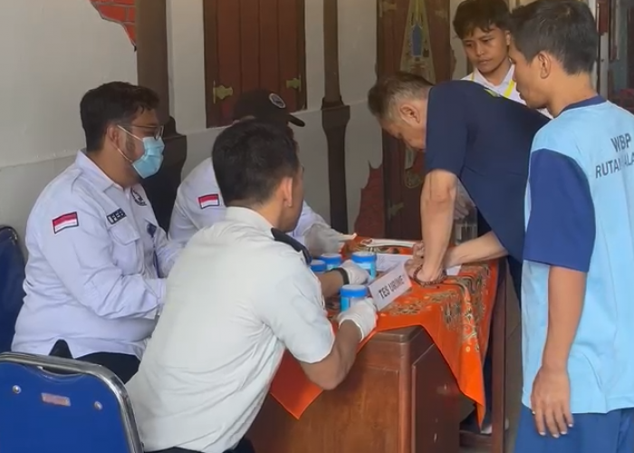 Upaya Deteksi Dini Penyalahgunaan Narkotika, Napi dan Petugas Rutan Salatiga Jalani Tes Urine, Hasiln Negatif 