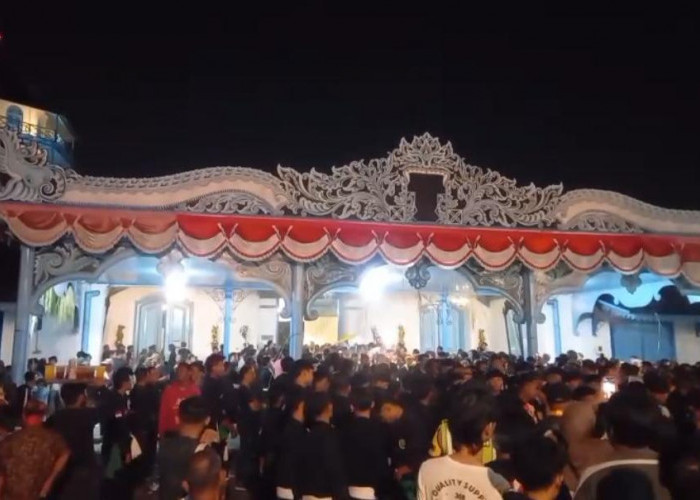 Malam 1 Sura di Keraton Solo, Satu Tradisi Dua Pelaksanaan