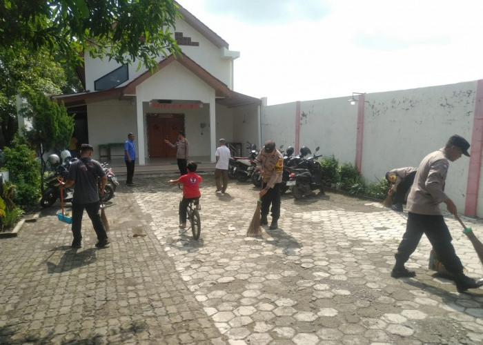 Polres Tegal Bakti Sosial Bersihkan Gereja 