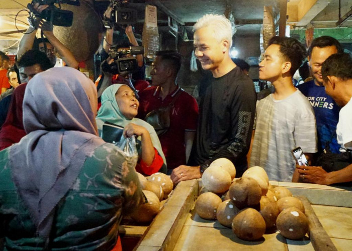 Gibran Temani Ganjar Blusukan di Pasar Citeureup Bogor