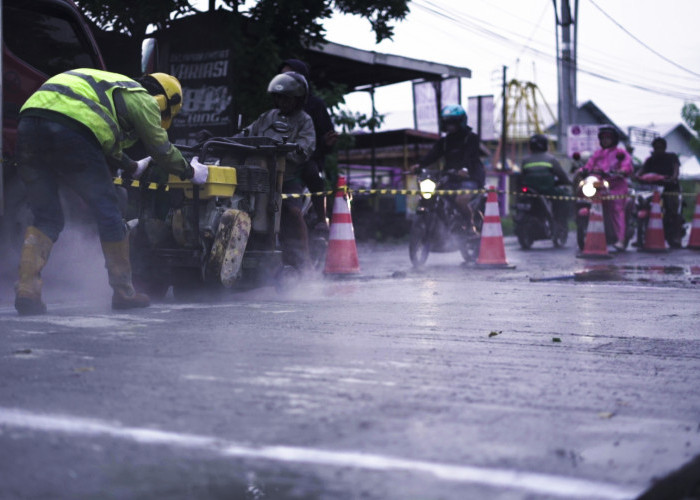 SIG Berhasil Uji Coba Aplikasi Beton Cepat Kering di Jalan Raya Karangawen Semarang-Godong 