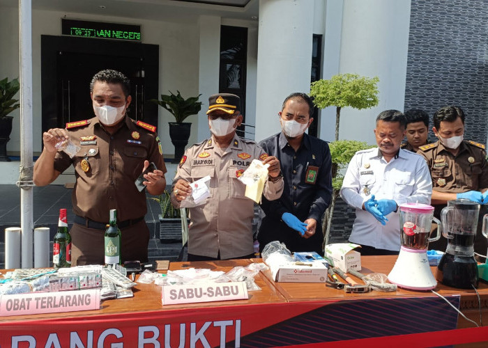 Kajari Karanganyar Musnahkan Barang Bukti Ribuan Butir Obat Terlarang dan Puluhan Gram Sabu  