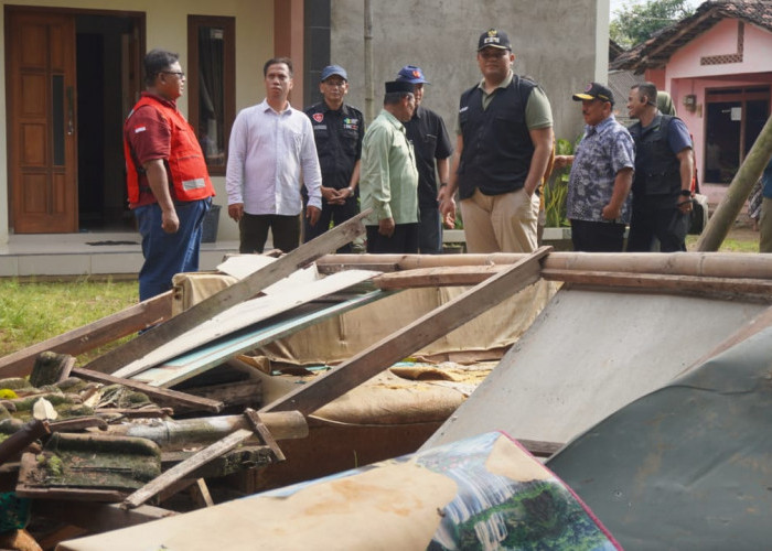 Rumah Warga Kancilan Jepara Roboh, Gus Wabup Bawa Bala Bantuan 