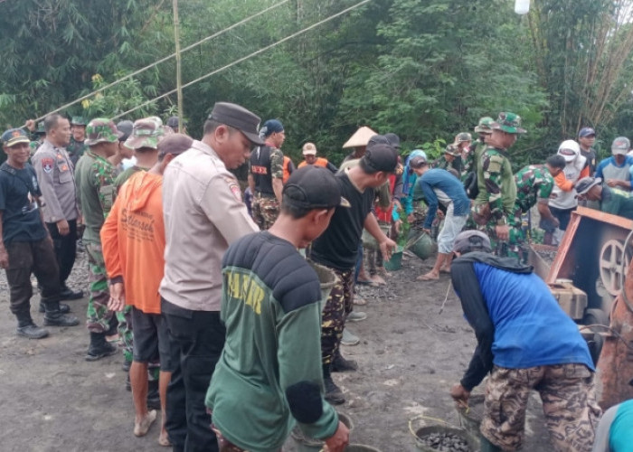 Sinergi Pasang Tiang Jembatan Gantung di Kabupaten Tegal 