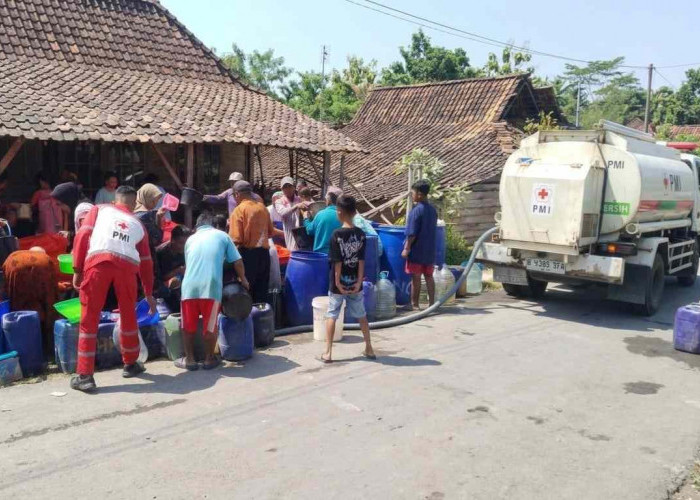 Atasi Kekeringan, PMI Rembang Salurkan 415 Ribu Liter Air Bersih ke Desa dan Sekolah