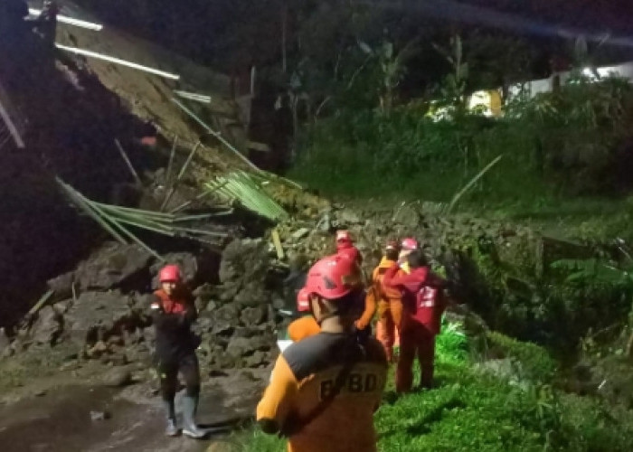 Bangunan Villa Tak Berizin Ambruk Diterjang Longsor di Desa Rembul Kabupaten Tegal 