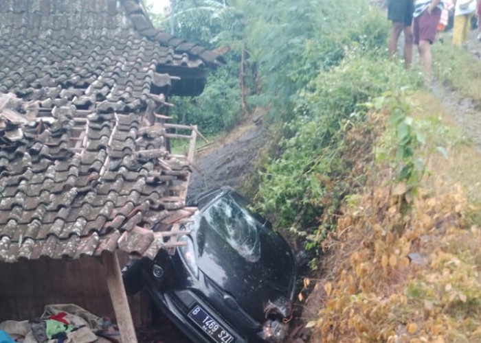 Ikuti Google Maps, Mobil Ford Salah Arah Hingga Terguling Timpa Rumah Warga di Ungaran Timur