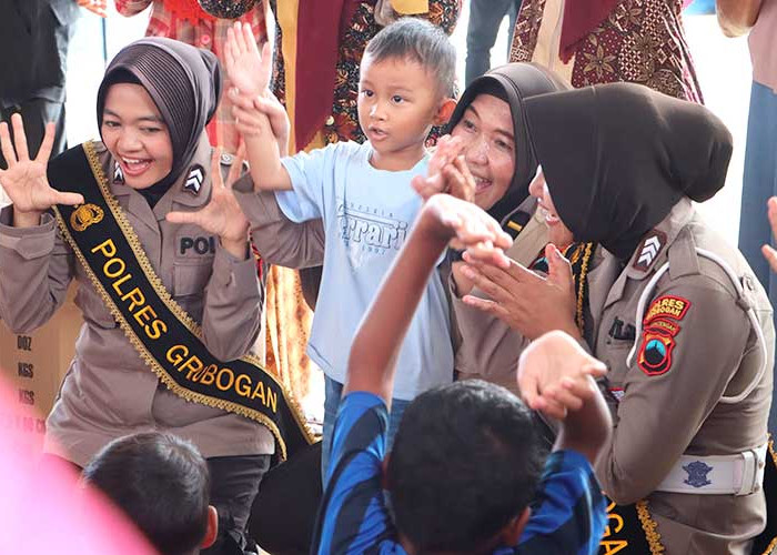 Polres Grobogan Terjunkan Polwan ke Lokasi Banjir di Tegowanu untuk Beri Trauma Healing