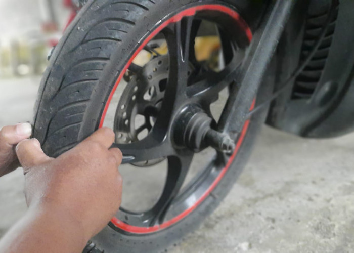 Kebiasaan Pengendara yang Bikin Ban Motor Cepat Habis, Tips Berkendara Aman dan Awetkan Ban