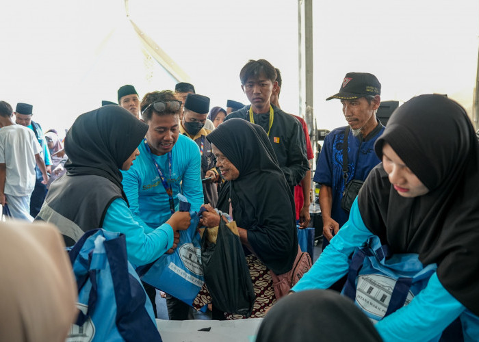 Gibran Bagikan 2.000 Sembako di Masjid Sheikh Zayed, Jokowi Salurkan THR ke Pedagang Pasar Solo