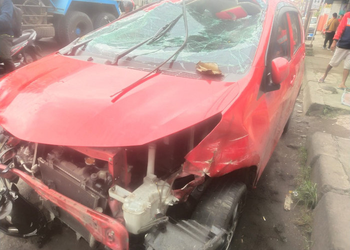 Diduga Mengantuk, Mobil Sigra Terbalik di Pantura Wiradesa Usai Tabrak Median Jalan