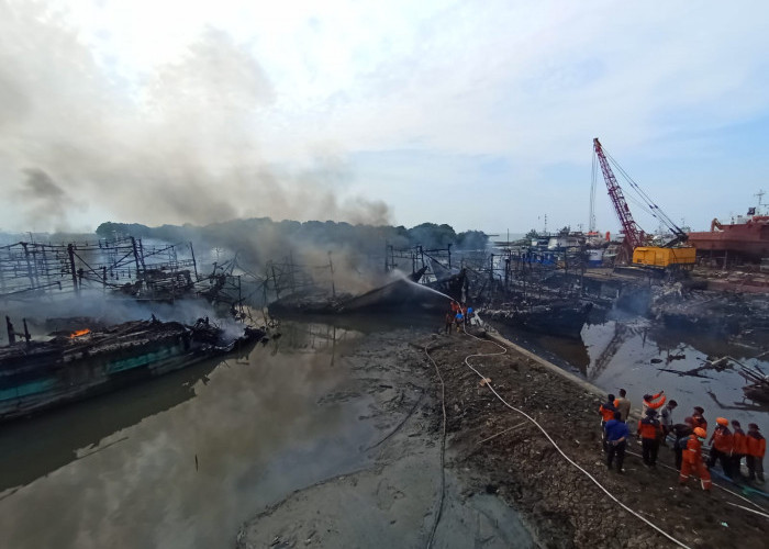 Kebakaran di Pelabuhan Kota Tegal Bertambah Menjadi 22 Kapal 