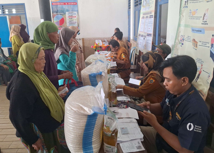 1.107 Warga Pemalang Antre Bantuan Beras dan Minyak Goreng dari Bulog