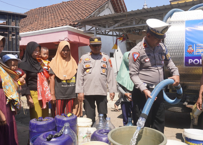 Satlantas Polres Tegal Dropping Air Bersih 