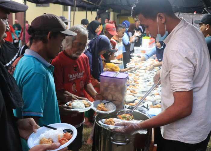 Polres Tegal Berbagi, Buka Puasa Bersama Ojol dan Warga di Lapangan Kalibliruk