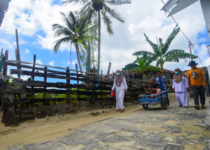 Polindes dengan dua bidan itu menjadi satu-satunya fasilitas kesehatan Desa Sabuntan, yang merupakan salah satu wilayah kepulauan terpencil di ujung timur Pulau Madura. Tak jarang karena peralatan medis yang tidak memadai, pasien harus dirujuk ke pulau tetangga paling terdekat, yakni Pulau Sapeken. (Achmad Fazeri/Disway Jateng)