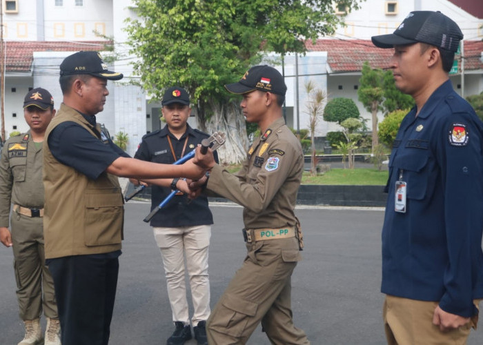 Tim Gabungan Bersihkan Alat Peraga Kampanye