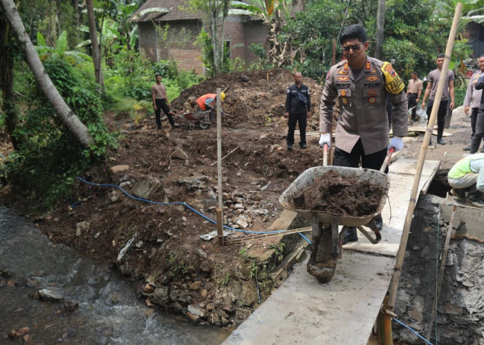 Personel Polres Semarang Gotong Royong Pembuatan Jembatan Kali Sigandul