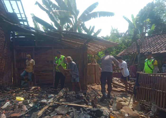 Ditinggal Beli Bumbu, Dapur Rumah Warga Talun Pekalongan Ludes Terbakar