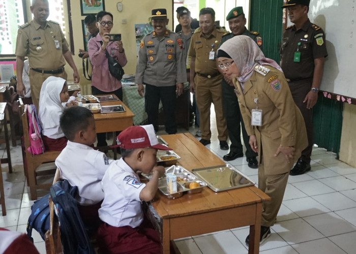 Makan Bergizi Gratis Perdana di Batang, Lahapnya Para Siswa SD Nikmati Menu Ini