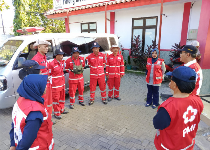 PMI Kota Tegal Kirim Bantuan Logistik ke Korban Bencana Tanah Bergerak Sirampog Brebes